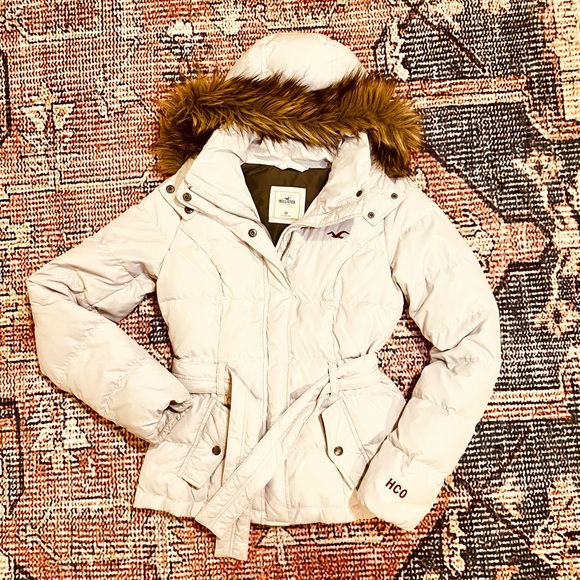 Hollister Jackets & Blazers - White Hollister Puffer Jacket ❄️